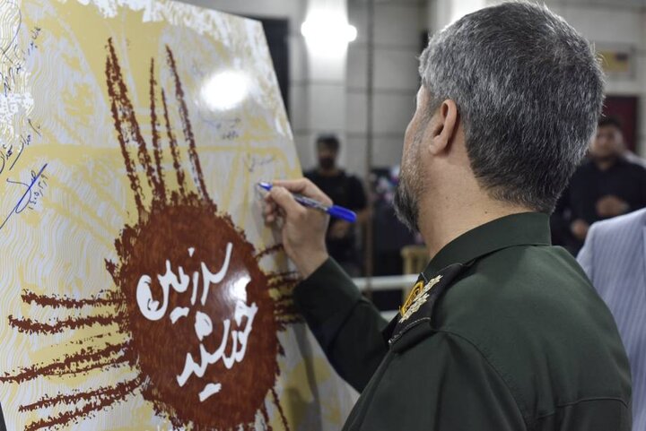 «سرزمین خورشید» با نمایش عکسهای کمتر دیدهشده دفاع مقدس و آثار پشتصحنه احمدرضا درویش افتتاح شد
