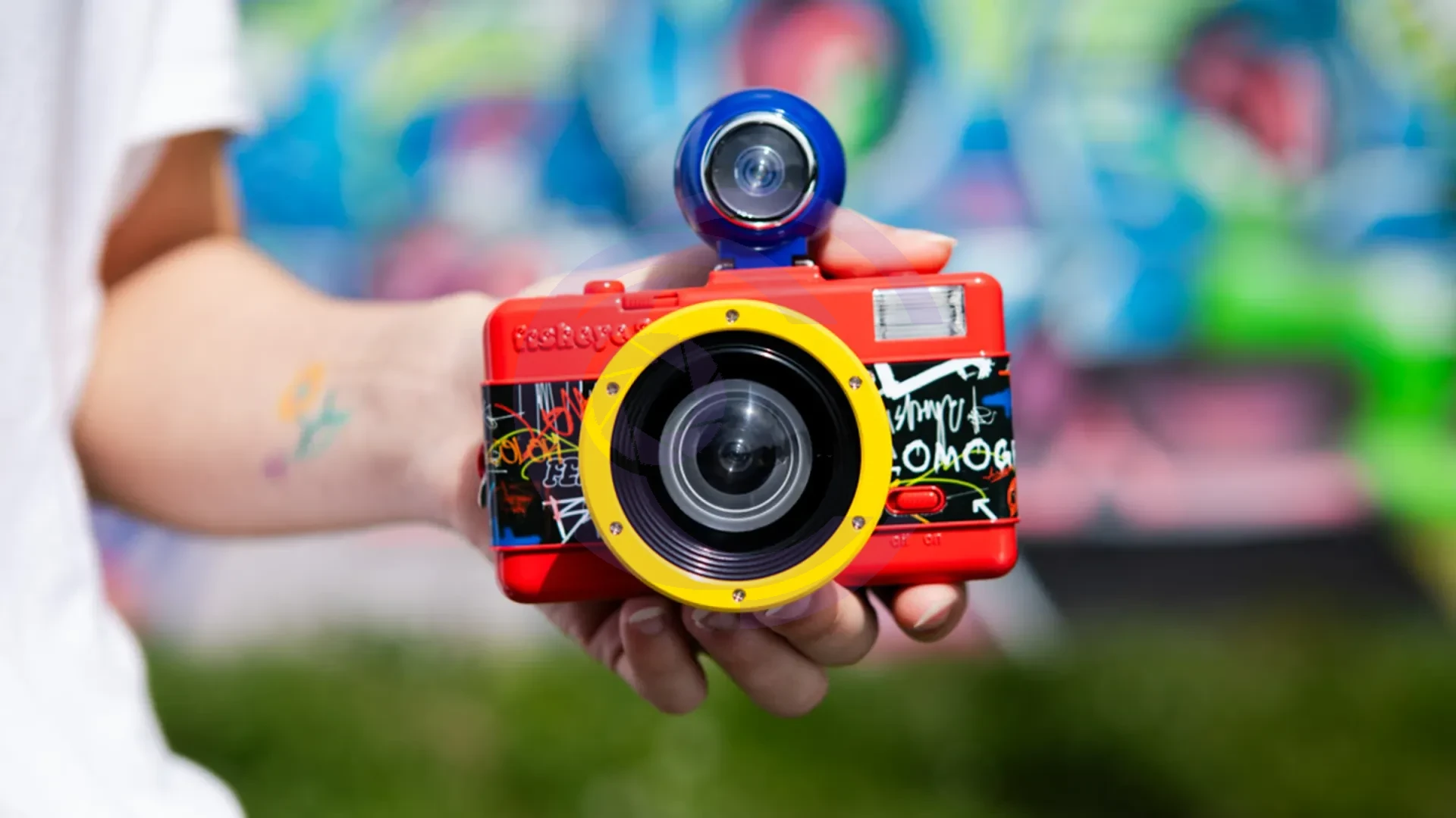 لوموگرافی Fisheye No. 2 Graffiti: دروازه‌ای اقتصادی و رنگارنگ به دنیای عکاسی فیش‌آی آنالوگ