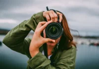 افسانه لنزهای گران‌قیمت؛ چرا لنزهای کیت (Kit Lenses) برای ثبت عکس‌های حرفه‌ای کاملاً کافی هستند؟