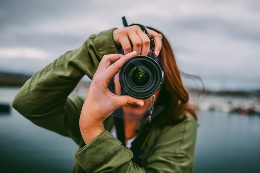 افسانه لنزهای گران‌قیمت؛ چرا لنزهای کیت (Kit Lenses) برای ثبت عکس‌های حرفه‌ای کاملاً کافی هستند؟
